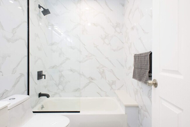 Building Photo - 240e E 75th St