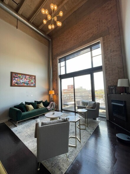 Building Photo - 2545 S Dearborn St