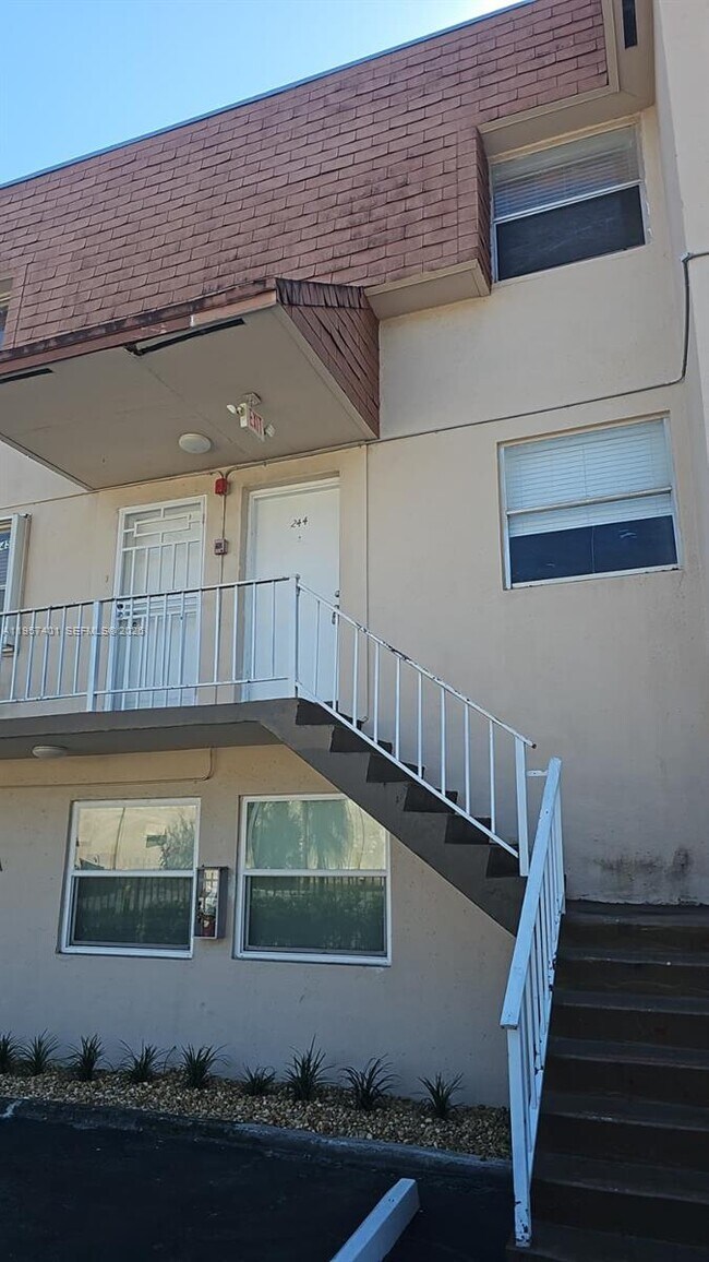 Building Photo - 1560 W 46th St