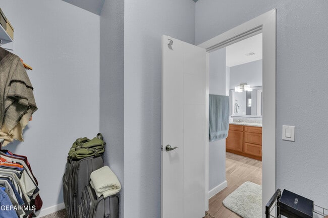 Building Photo - 12631 Mark Twain Ave