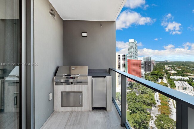 Building Photo - 1451 Brickell Ave