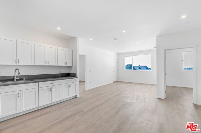Building Photo - 1227 N Berendo St