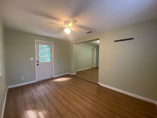 Building Photo - Updated 2 bedroom in South Daytona