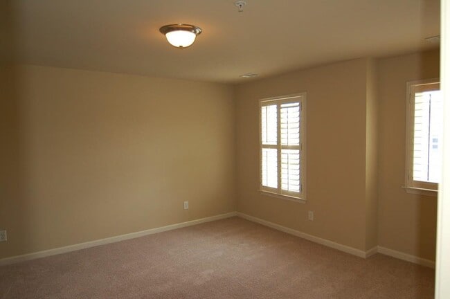 Building Photo - 3327 Castleberry Village Dr