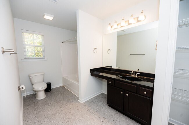 Building Photo - Amazing 4 bedrooms, 2.5 baths 2-story home in Clemmons w/ 2 car garage/fenced in backyard