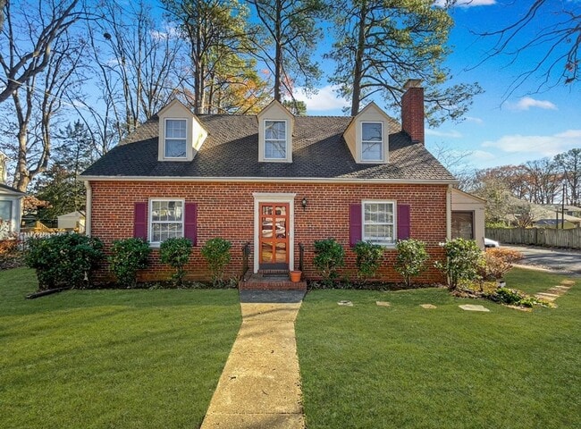 Primary Photo - LOCATION LOCATION LOCATION!!! 3 Bedroom/ 2...