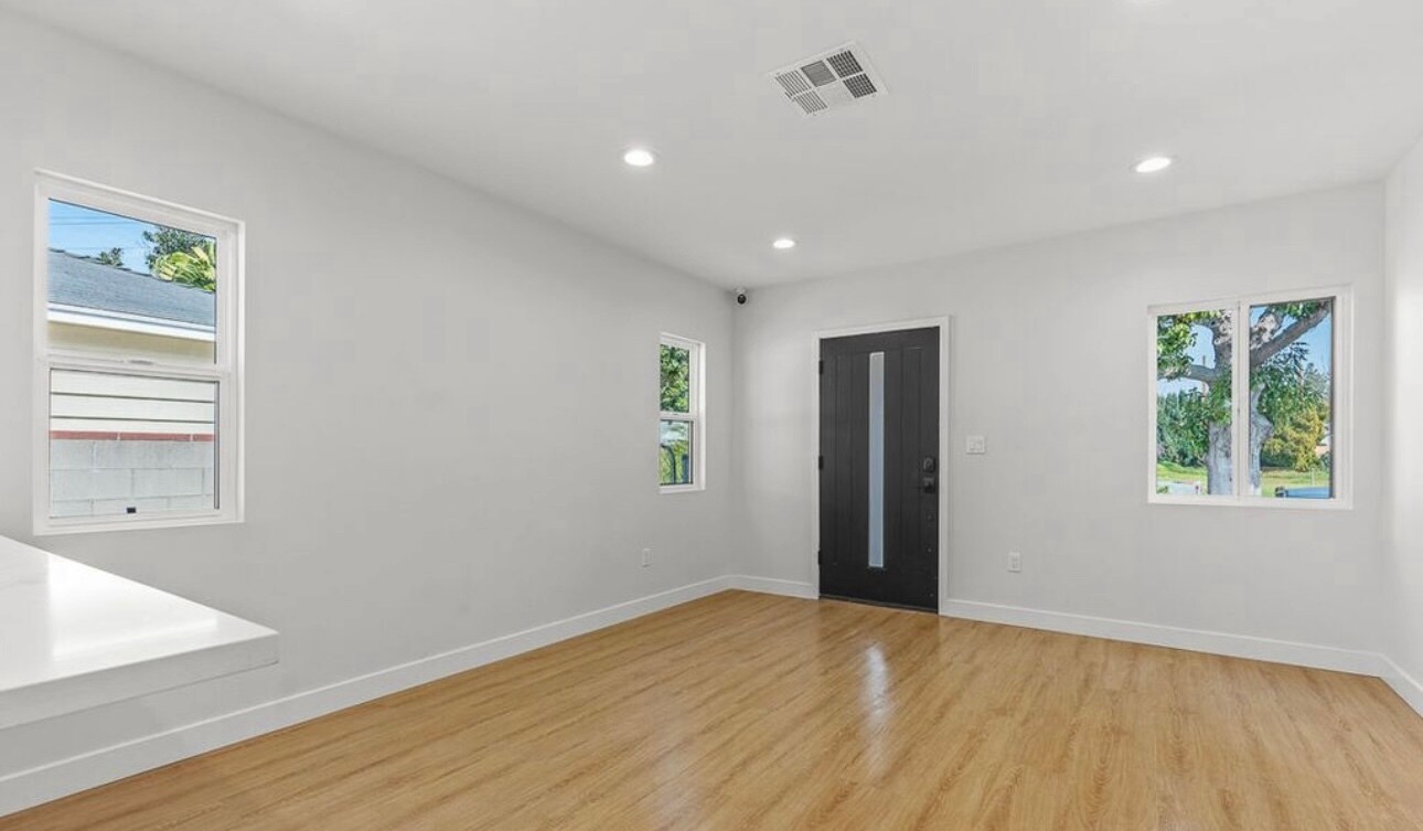 Building Photo - 1113 N Pass Ave