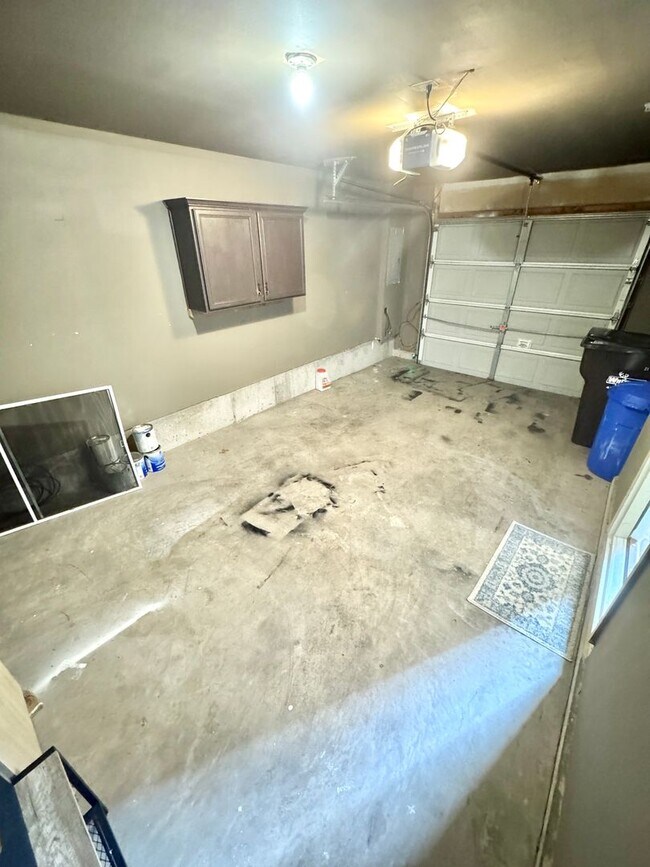 Building Photo - THREE BEDROOM TOWNHOUSE