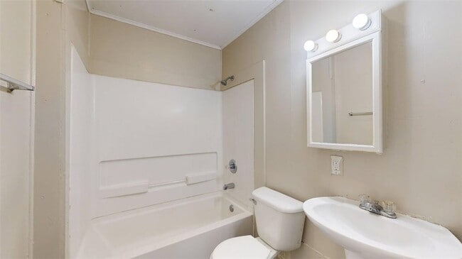 Building Photo - 204 Lynn Dr