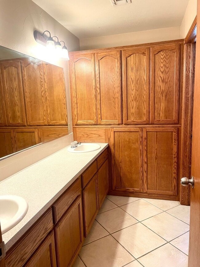 Building Photo - Beautiful 4-Bedroom Home