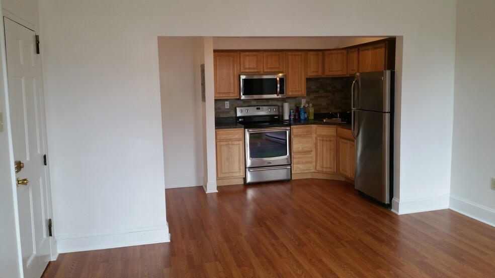 Primary Photo - 53 Ten Broeck St