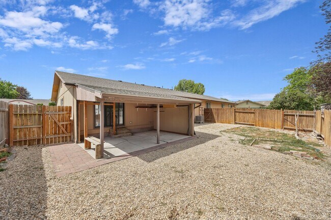 Building Photo - 3 bed, 2 bath