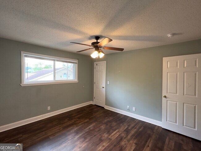 Building Photo - 10 Church St