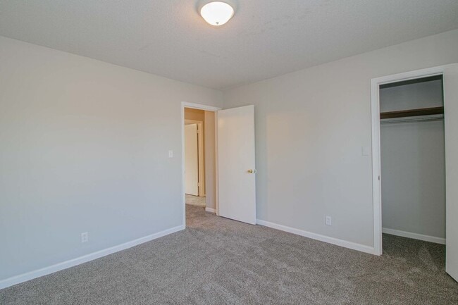 Building Photo - 809-B Golfview Pl