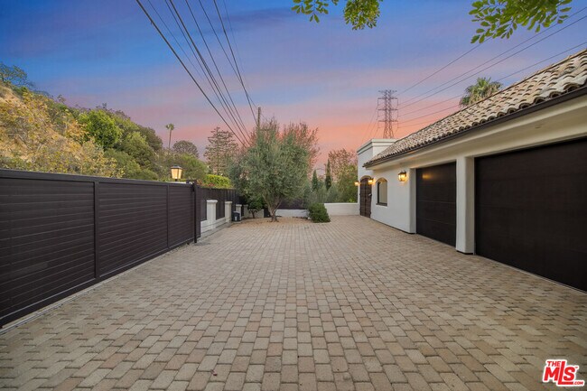 Building Photo - 7212 Mulholland Dr