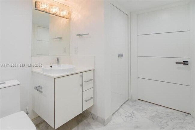 Building Photo - 19195 NE 36th Pl