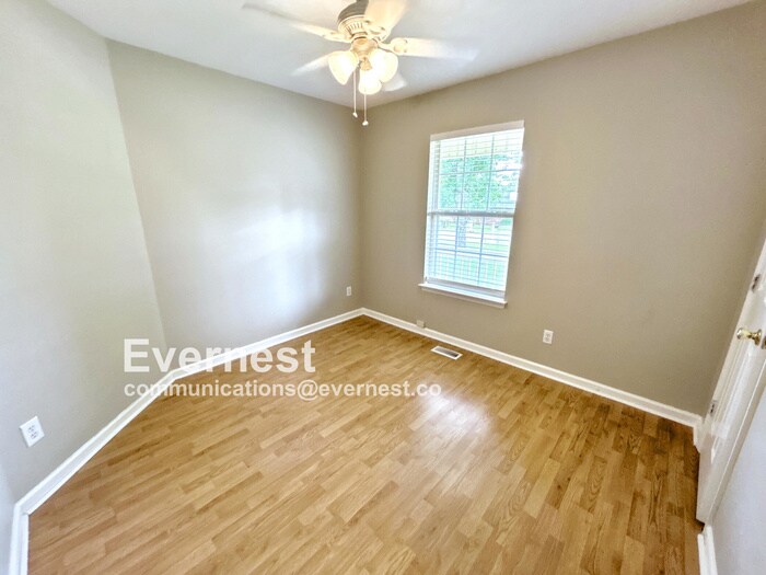 Building Photo - 902 Wildrose Ct