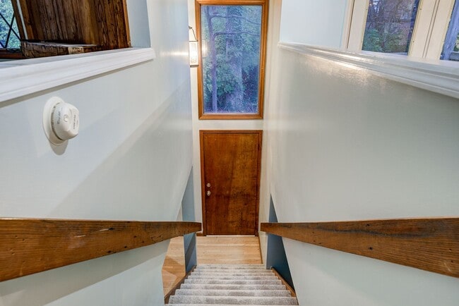 Building Photo - Large home in a beautiful setting close to all JC amenities