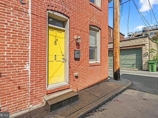 Building Photo - 18 S Madeira St