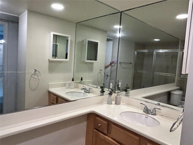 Building Photo - 5600 Collins Ave