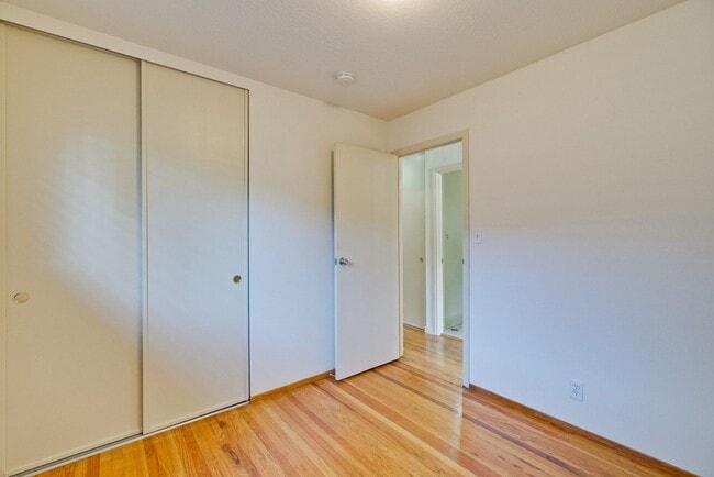 Building Photo - 1109 White Cliff Dr