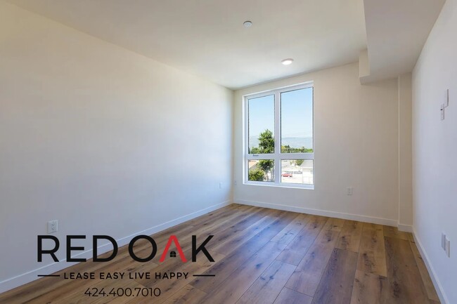 Building Photo - Gorgeous Two Bedroom with a Private Balcon...