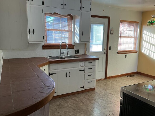 Building Photo - 714 S 6th St