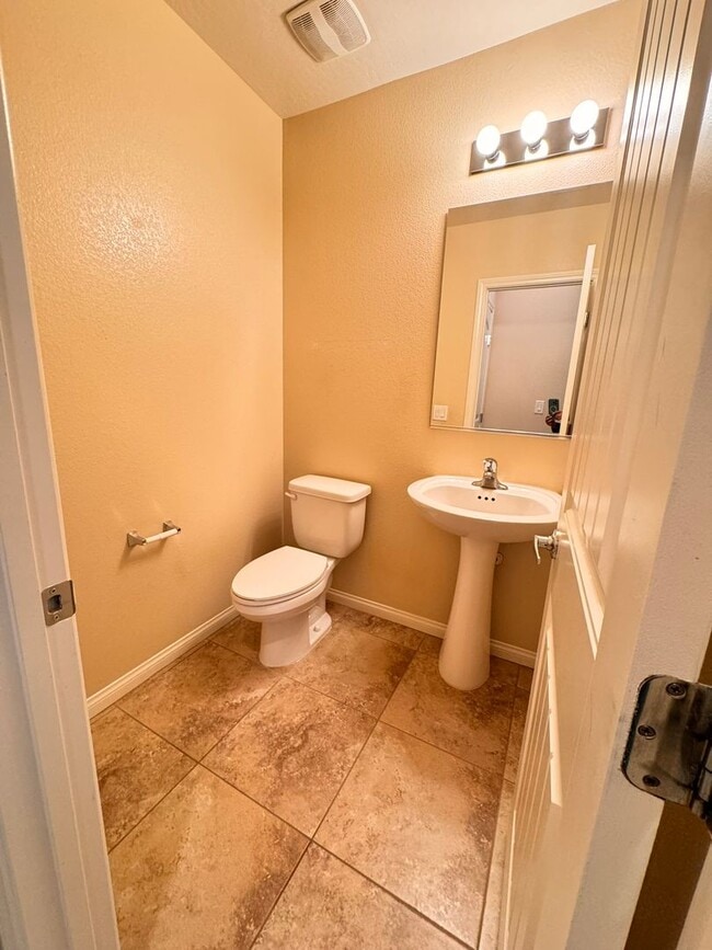 Building Photo - Beautifu 2 Story 4 bedrooms 2.5 baths located in Mountain Edge Southwest