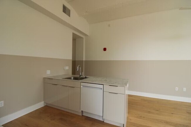 Building Photo - 30 W Broad St