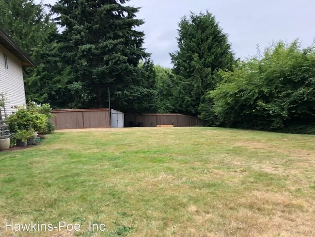 Building Photo - 3 bed 2 bath Duplex Great Yard!
