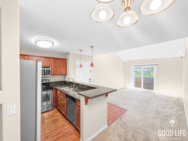 Building Photo - Perfect 1B/1BA w/ Balcony, Reserved Parkin...