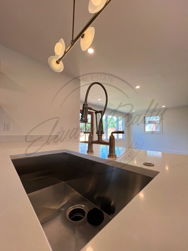 Building Photo - Modern Elegance in the Heart of Nashville ...