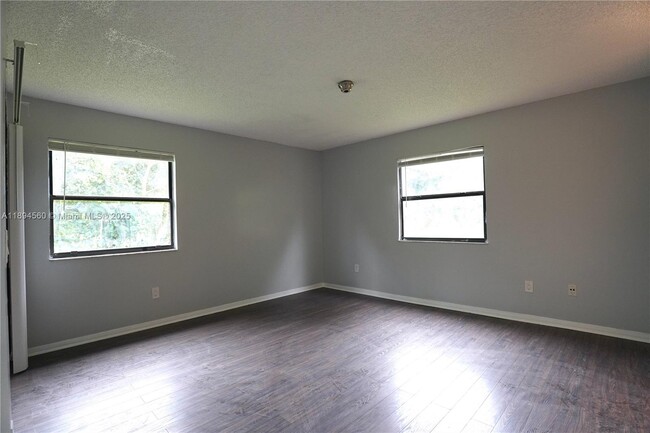 Building Photo - 410 Lakeview Dr E