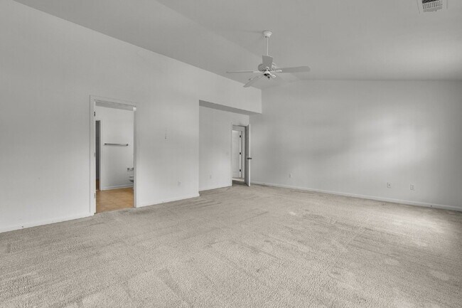 Building Photo - 3 Bedroom 2.5 bath home with 2 car garage located in Shadow Moss