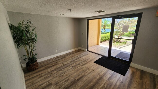 Building Photo - 950 Egret Cir
