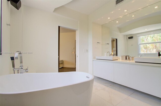 Building Photo - 701 Crandon Blvd
