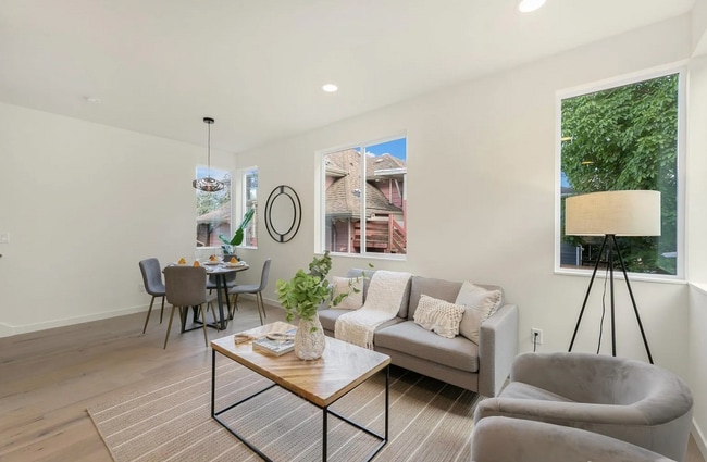 Building Photo - Modern & Tranquil Townhome in Seattle's Central District City Views, Rooftop Deck & Prime Locatio...