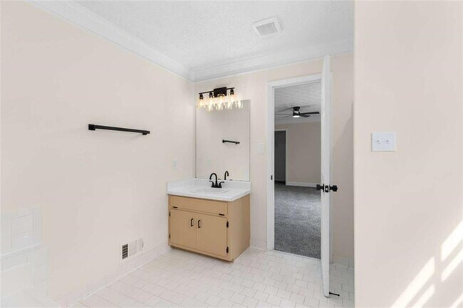 Building Photo - 2250 Ridge Forest Dr