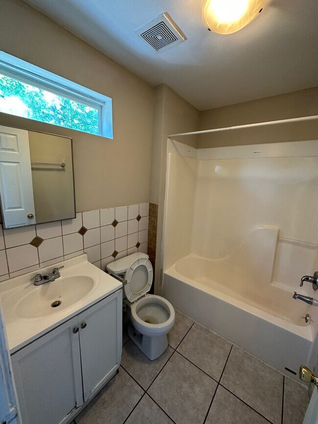 Building Photo - Lovely 2 Bedroom Home