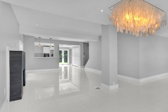 Building Photo - Beautiful California Style Hollywood Home