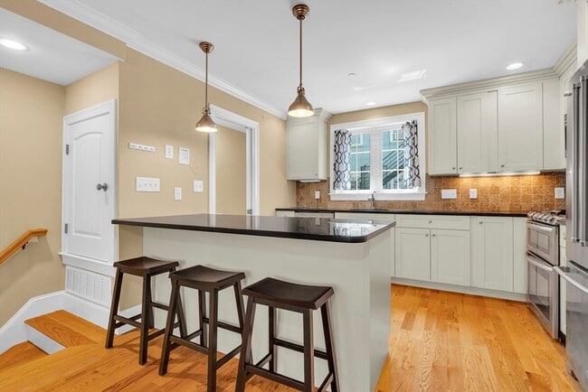 Building Photo - 83 Dresser St