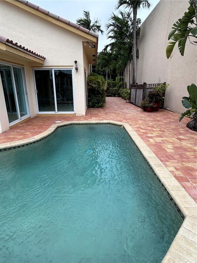 Building Photo - 484 Commodore Cir