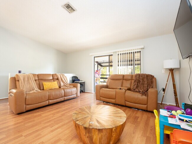 Building Photo - "Discover Serenity: Spacious 2-Bed, 2-Bath Condo in Vibrant Sarasota!"