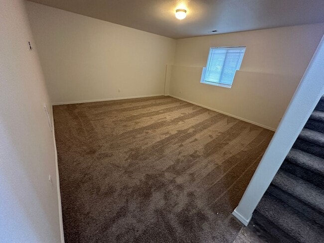 Building Photo - Spacious 2 bed/2.5 bath with bonus room townhome off Road 68