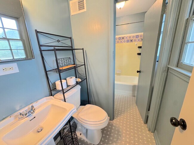 Building Photo - 106 Paradise Dr