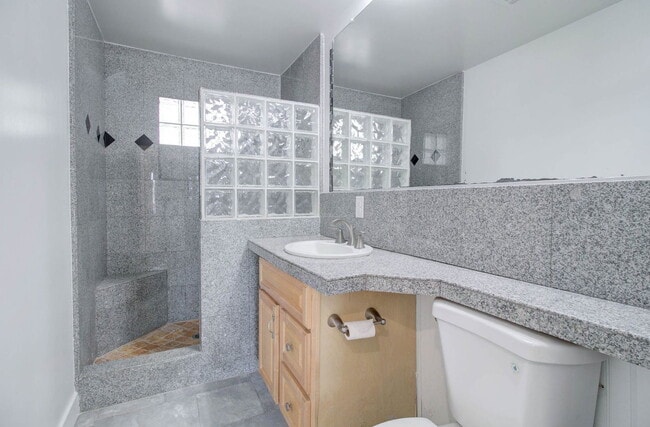 Building Photo - 2539 N 39th Ave