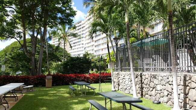 Building Photo - Beautiful 1/1 Penthouse unit at Makaha Valley Towers