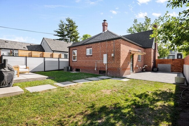 Building Photo - 3719 Wyandot St