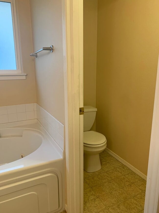 Building Photo - Great 3BD 2.5BA Fisher's Landing! Large Fe...