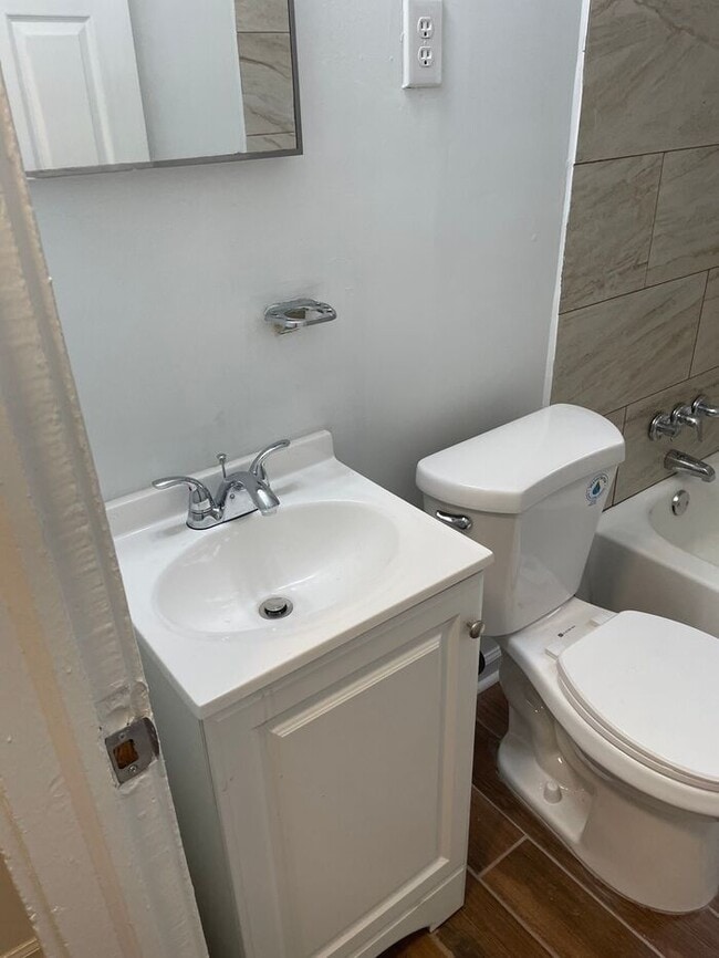 Building Photo - Well Maintained 2 Bedroom